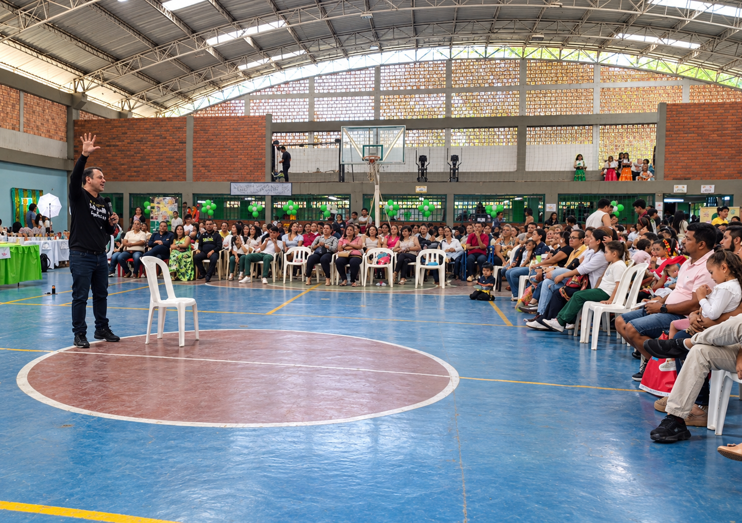 Eduardo Navas habla ante una audiencia durante una presentación comunitaria